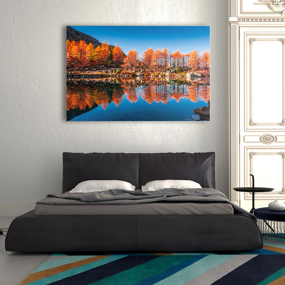 Rechteckiges Akustikbild des Arpy Sees mit Spiegelung bei schönem Wetter, über einem Bett im Schlafzimmer