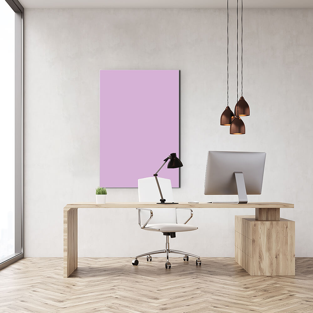 Rechteckig Akustikbild in pastell lila hinter einem Schreibtisch