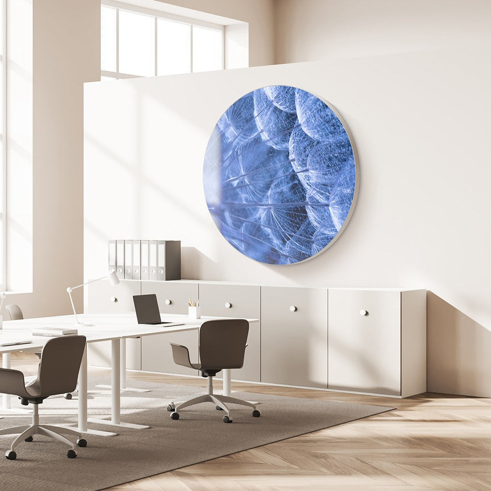 Rundes Akustikbild mit blauem Makro Motiv im Büro hängend