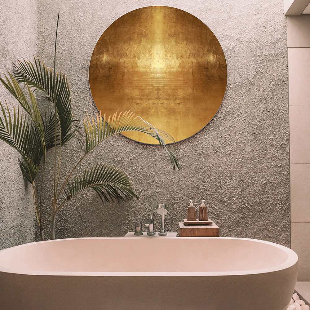 Rundes Akustikbild mit goldenem Motiv im Badezimmer vor einer Badewanne