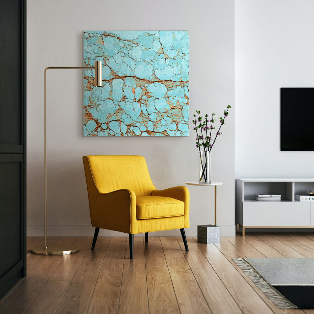 Quadratisches Akustikbild türkiser Steinstrukturen hinter einem gelben Sessel