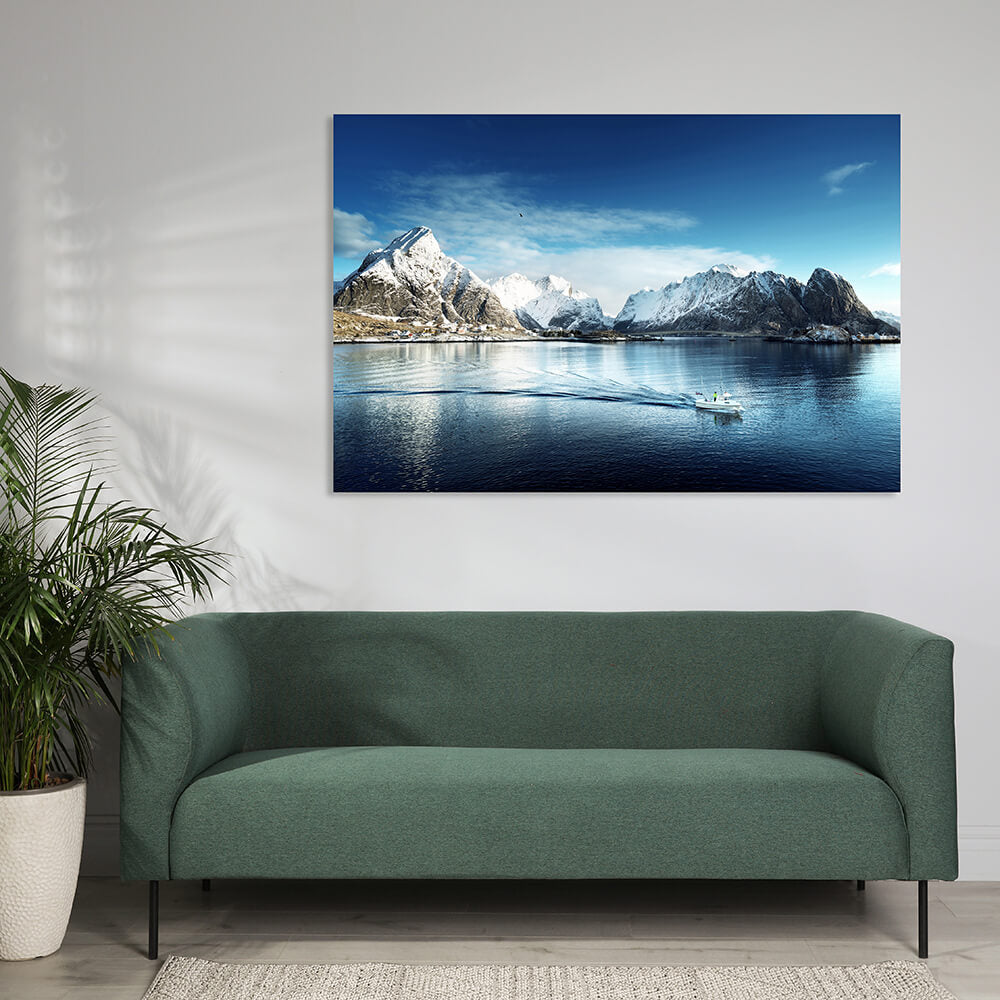 Rechteckiges Akustikbild eines norwegischen Fjords über einem Sofa