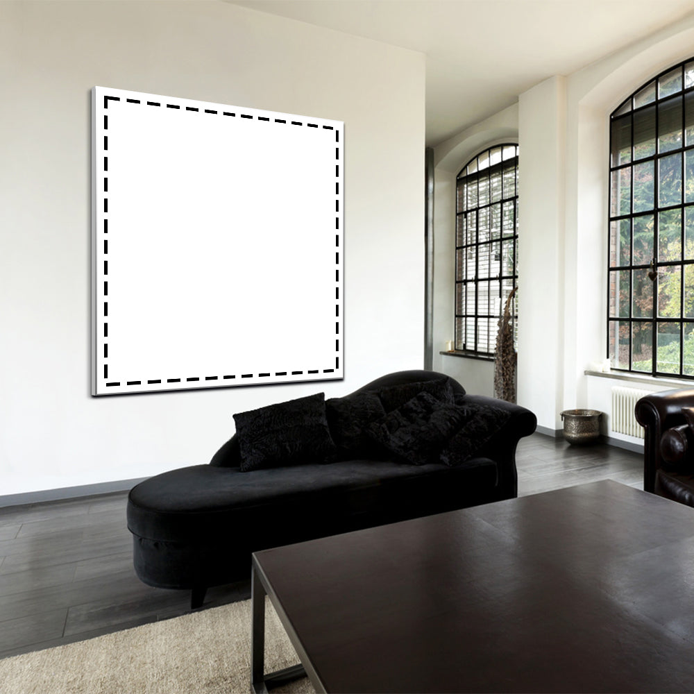 Leeres quadratisches Akustikbild über einem schwarzen Sofa in einem Wohnraum