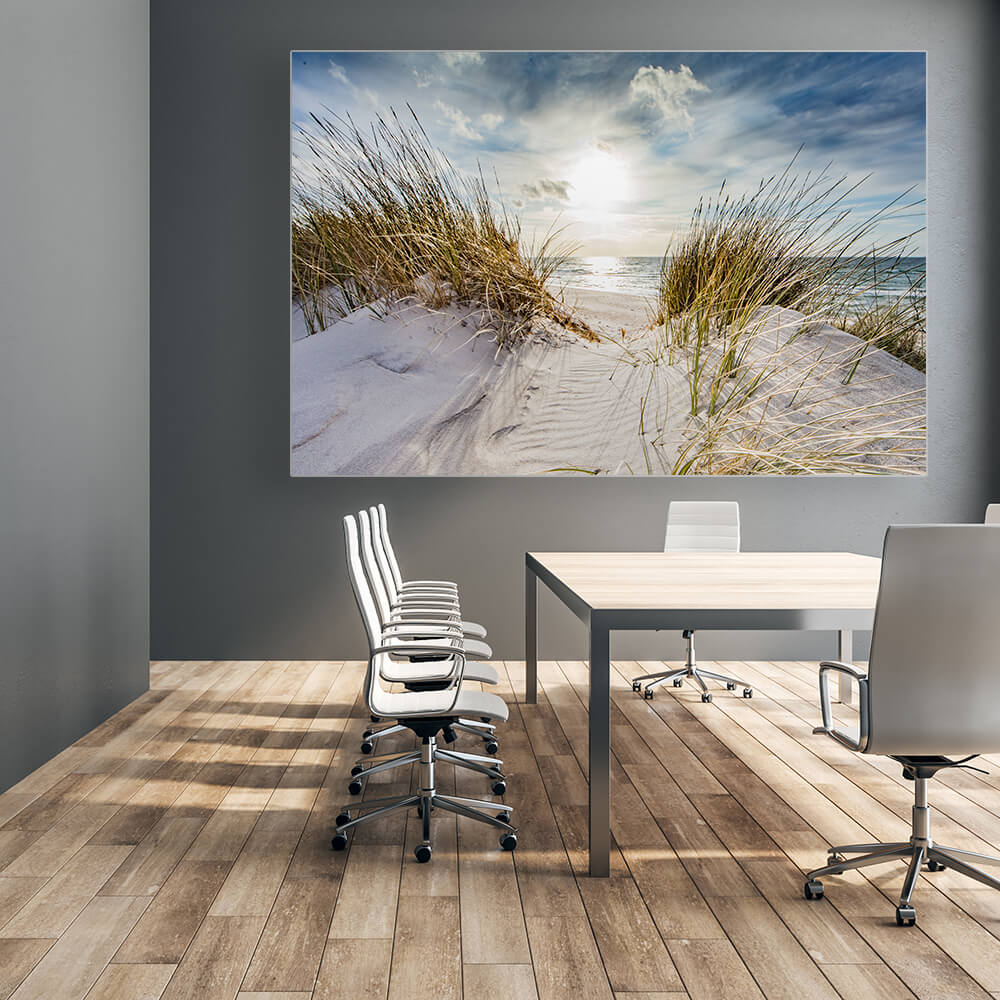 Rechteckiges Akustikbild einer Düne an der Nordsee mit Blick aus Meer. Das Bild hängt in einem Konferenzraum.