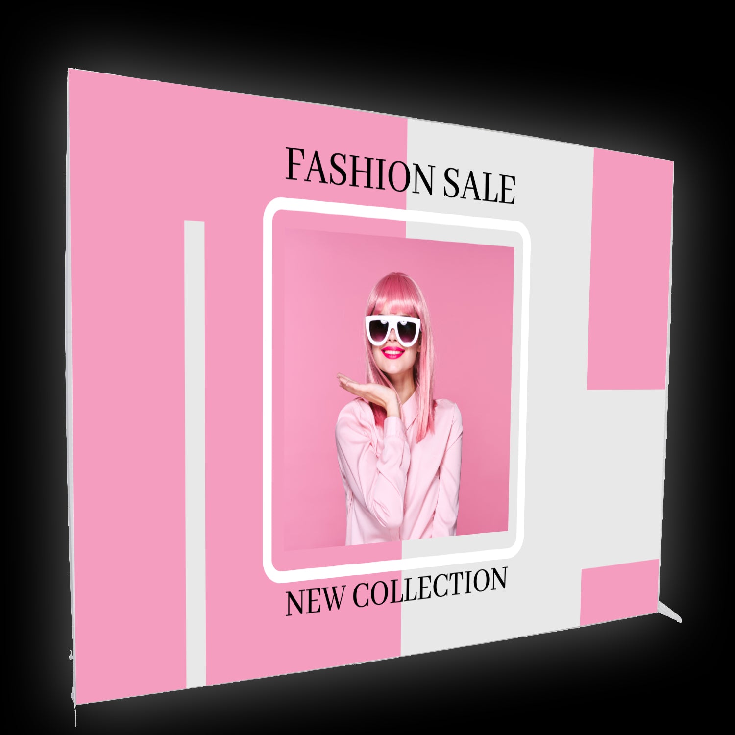 Mobile Messewand beleuchtet aus einem leichtem Kunststoffrahmen. Als brillantem Textildruck sieht man ein Fashion Design mit einem Model in pink.