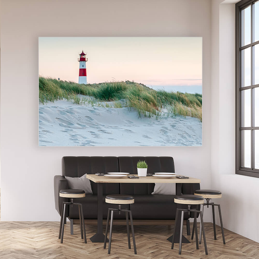 Akustikbild in einem Esszimmer mit dem Motiv eines Leuchtturms am Nordsee Strand in einer Düne. 
