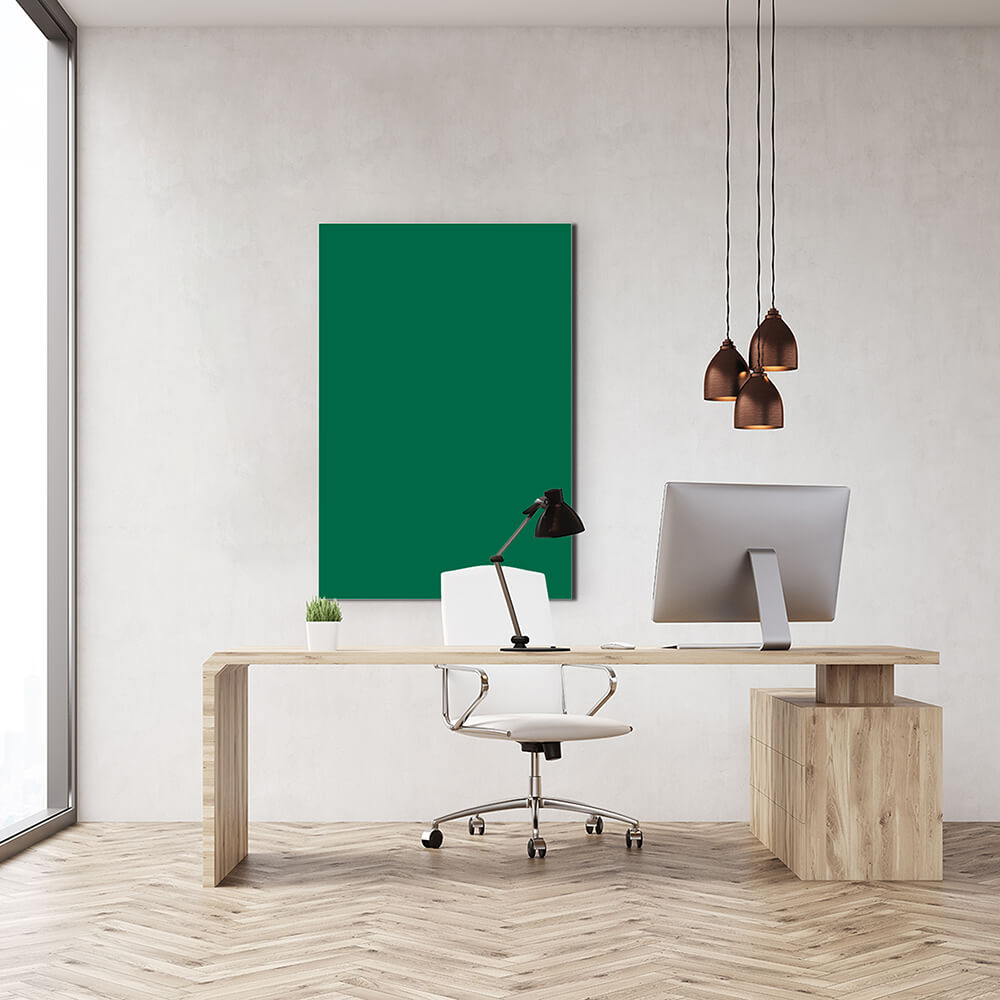 Rechteckiges Akustikbild in waldgrün hinter einem Schreibtisch
