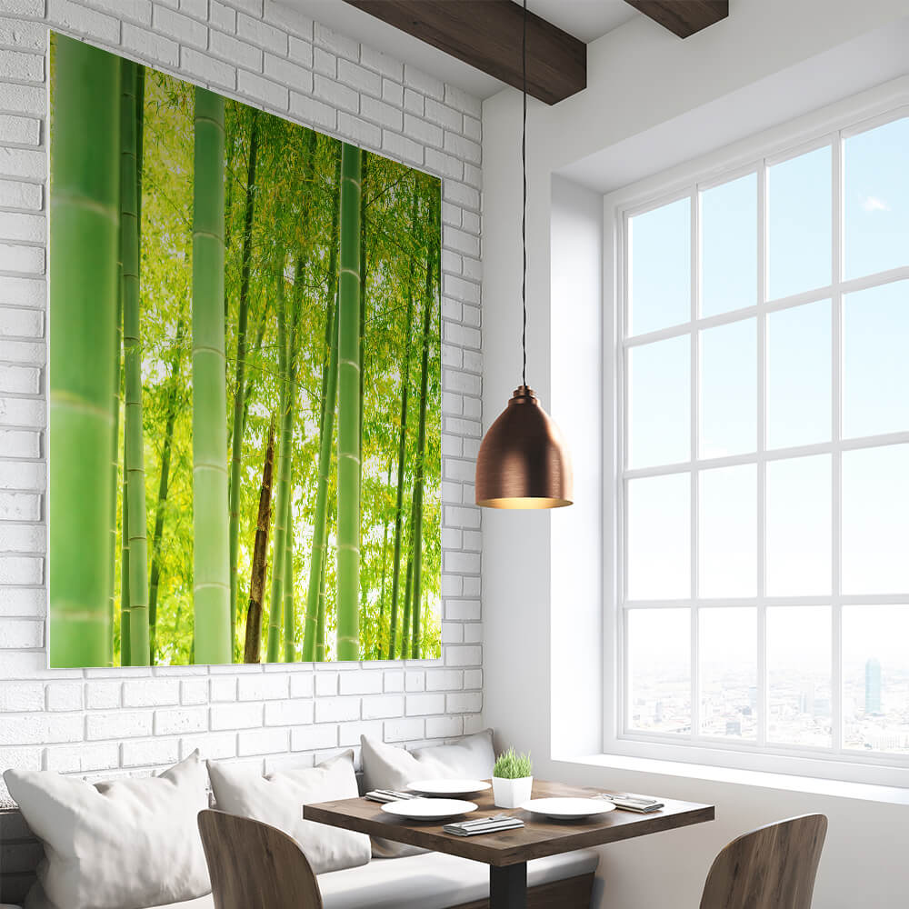 Quadratisches Akustikbild eines grünen Bambuswaldes über einem Esstisch