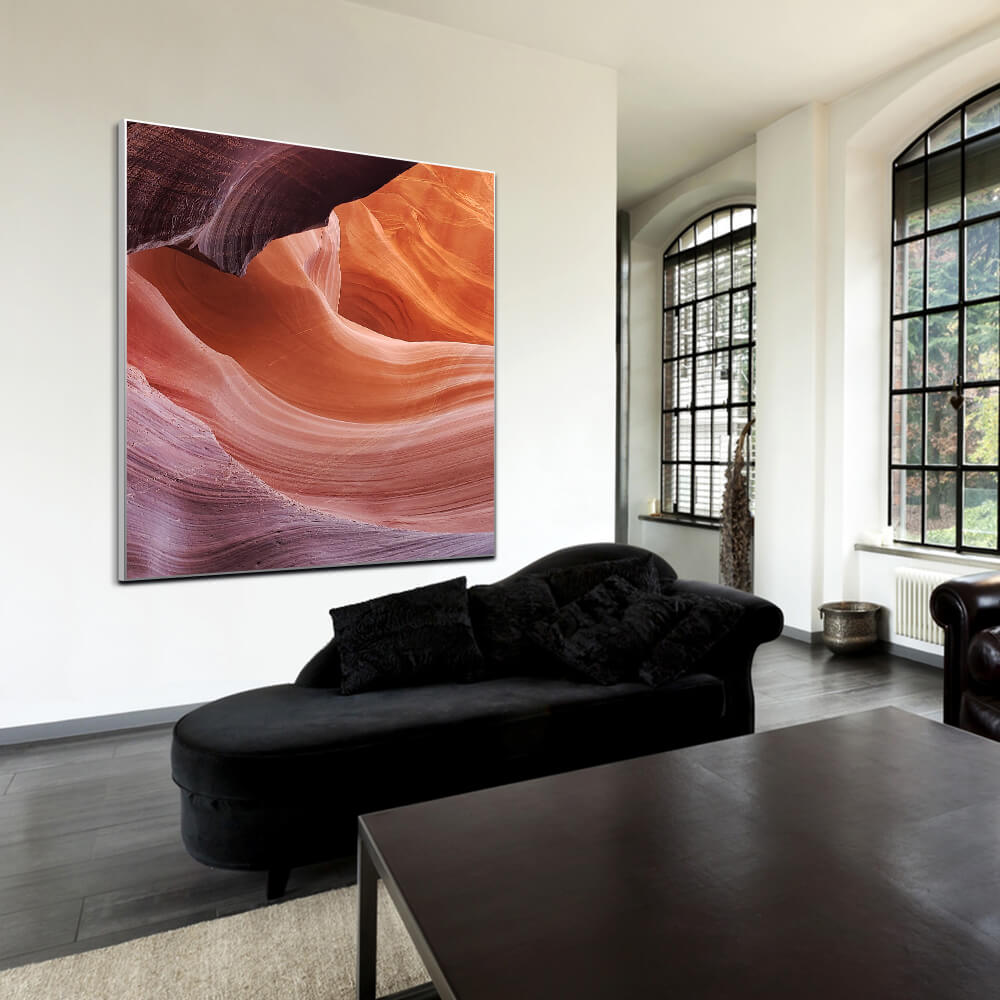 Quadratisches Akustikbild eines Canyons in verschiedenen Rot-Orangetönen, in einem Wohnraum