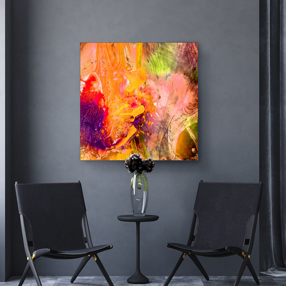 Quadratisches Akustikbild abstrakter Kunst in leuchtenden, fröhlichen Farben, hinter 2 Stühlen