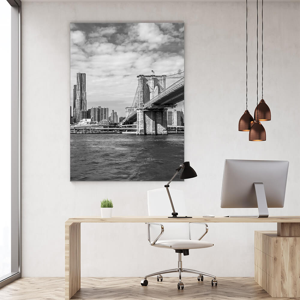 Rechteckiges schwarz-weißes Akustikbild der Brooklyn Bridge in New York, hinter einem Schreibtisch