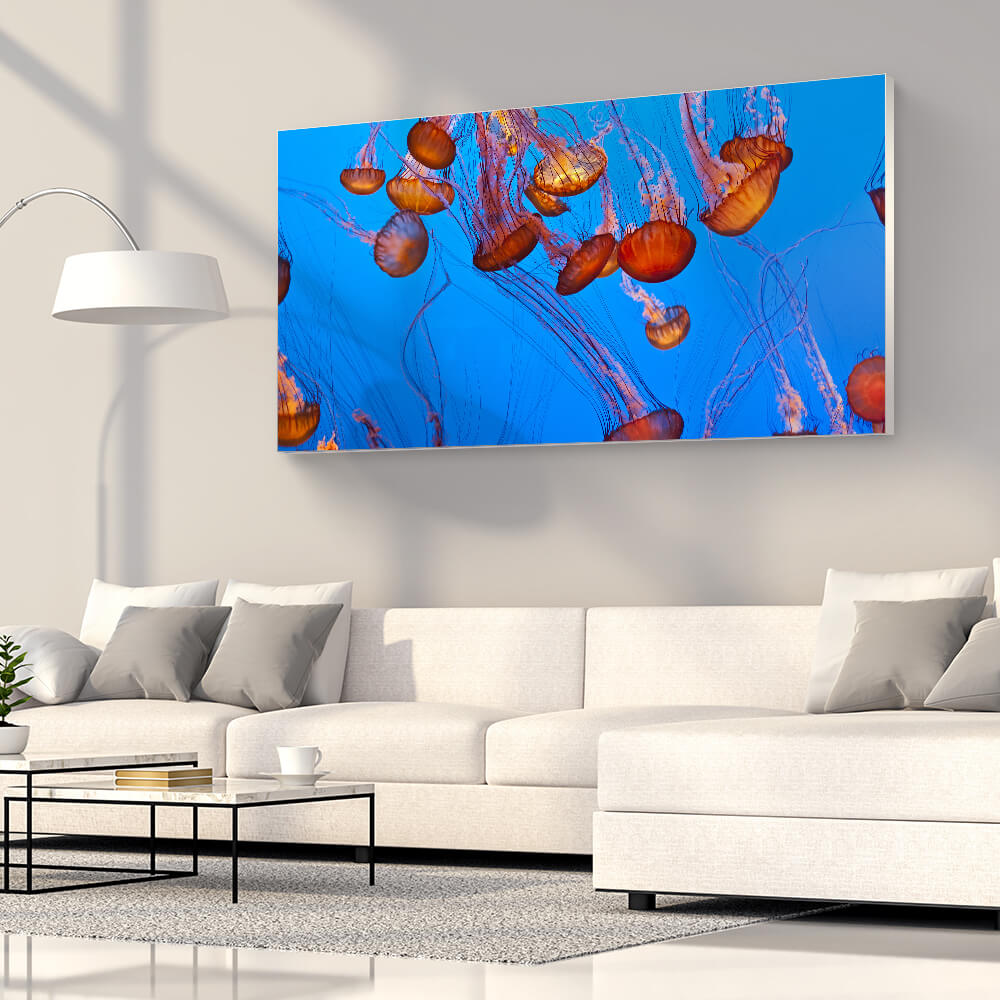 Rechteckiges Akustikbild einer Unterwasserlandschaft mit orangen Quallen, über einem Sofa