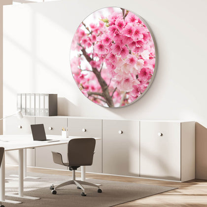 Rundes Akustikbild im Büro mit rosa Kirschblüten zur Verbesserung der Raumakustik