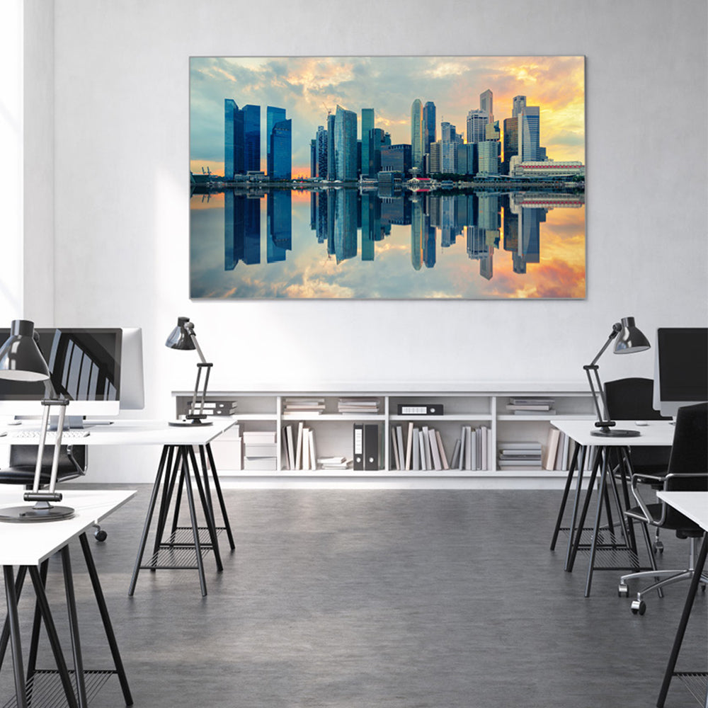 Rechteckiges Akustikbild einer Skyline die sich im Wasser spiegelt bei Sonnenuntergang, in einem Büro
