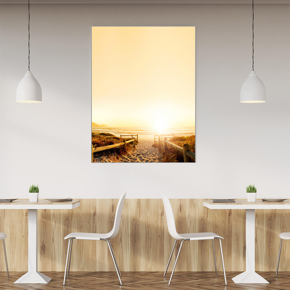 Rechteckiges Akustikbild eines Sandweges zum Strand in Sylt in goldenem Licht, in einem Speisesaal