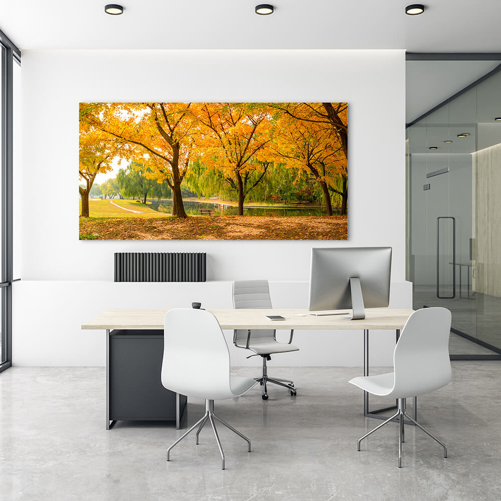 Rechteckiges Akustikbild herbstfarbener Ginkgobäume in einem weißen Büro