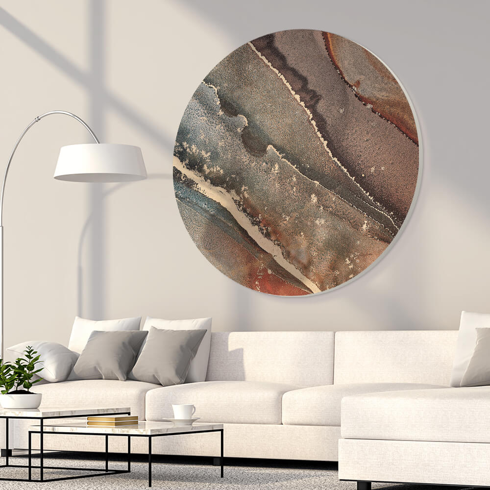 Rundes Akustikbild mit kunstvollem Kupfer Motiv im Wohnzimmer hängend über einem Sofa