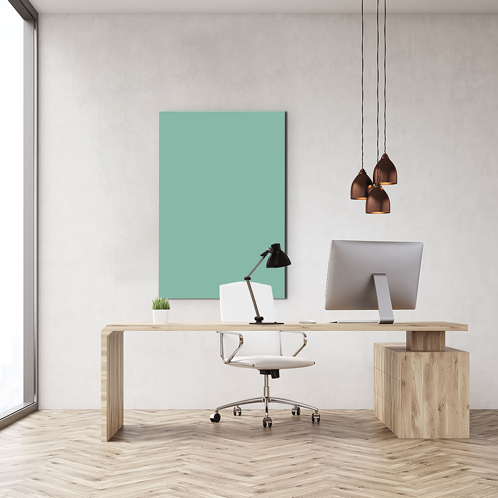 Rechteckiges Akustikbild in mintgrün hinter einem Schreibtisch