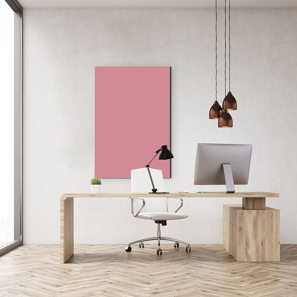 Rechteckiges Akustikbild in einem satten rosa hinter einem Schreibtisch