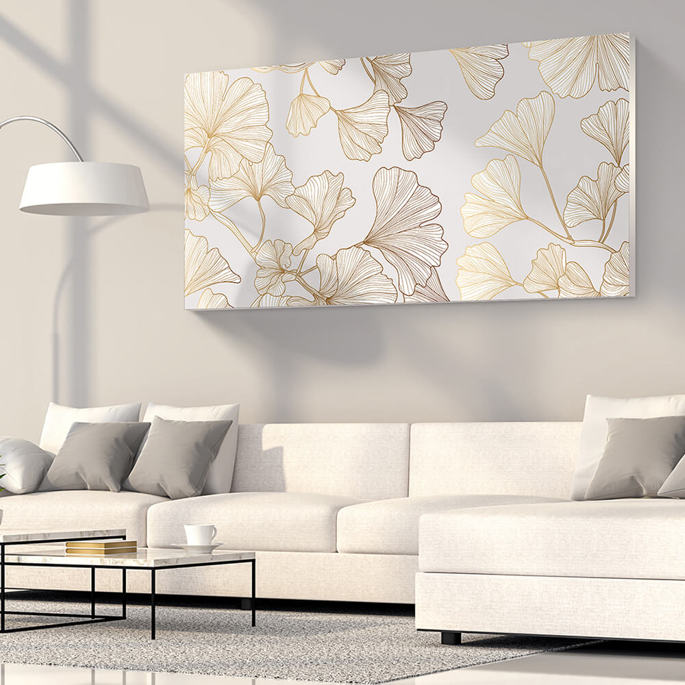 Rechteckiges Akustikbild goldener Ginkgoblätter auf weißem Grund über einem weißen Sofa