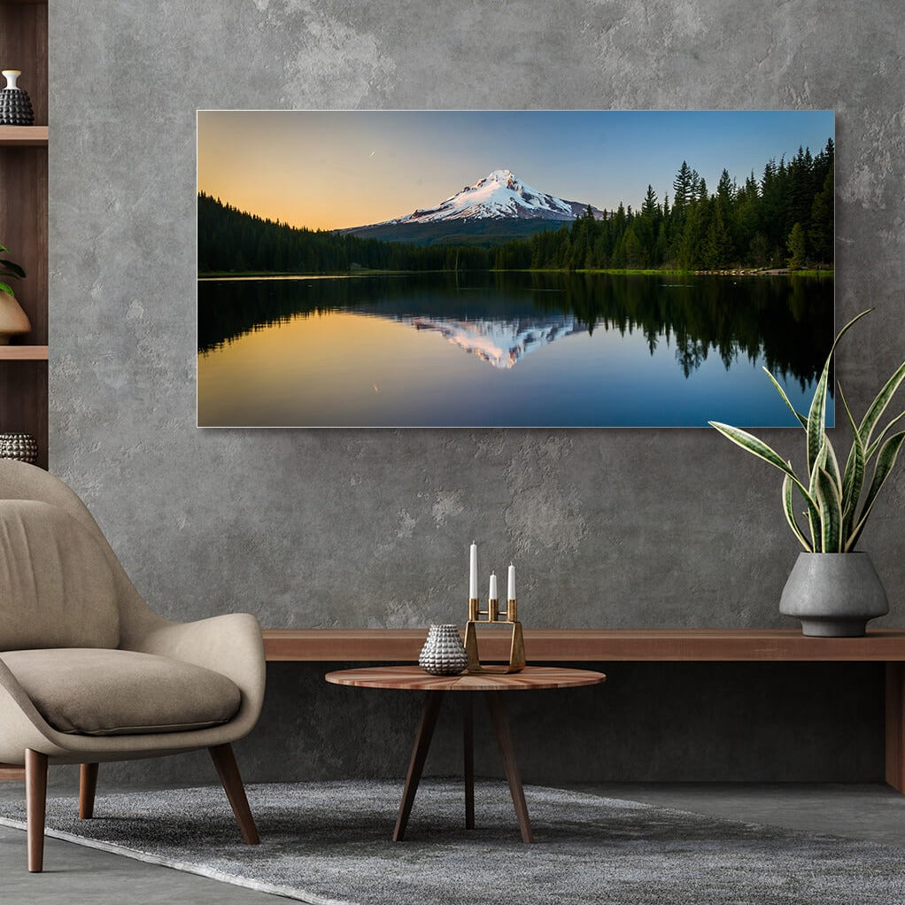 Rechteckiges Akustikbild des Mount Hood mit Spiegelung im See, an einer grauen Wand