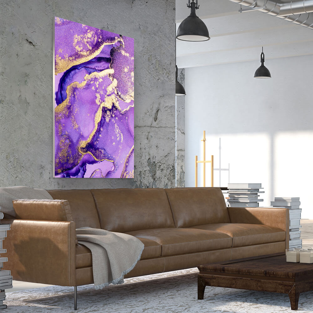 Rechteckiges violettes Akustikbild in marmorierter Tintenoptik mit goldenen Akzenten, hinter einem Sofa