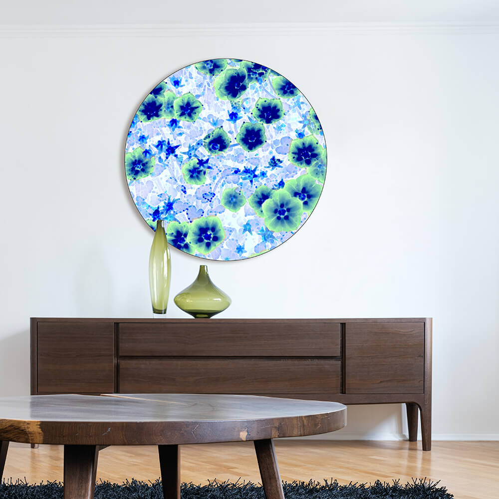 Rundes Akustikbild mit blauen Lilien im Wohnzimmer
