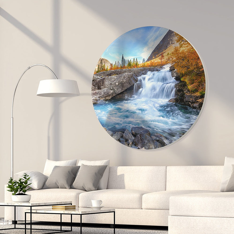 Rundes Akustikbild mit Wasserfall im modernen Wohnzimmer hängend über dem weißem Sofa