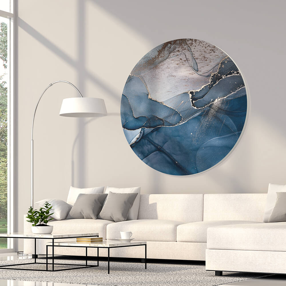 Rundes Akustikbild mit blauem kunstvollem Motiv im Wohnzimmer über einer Couch