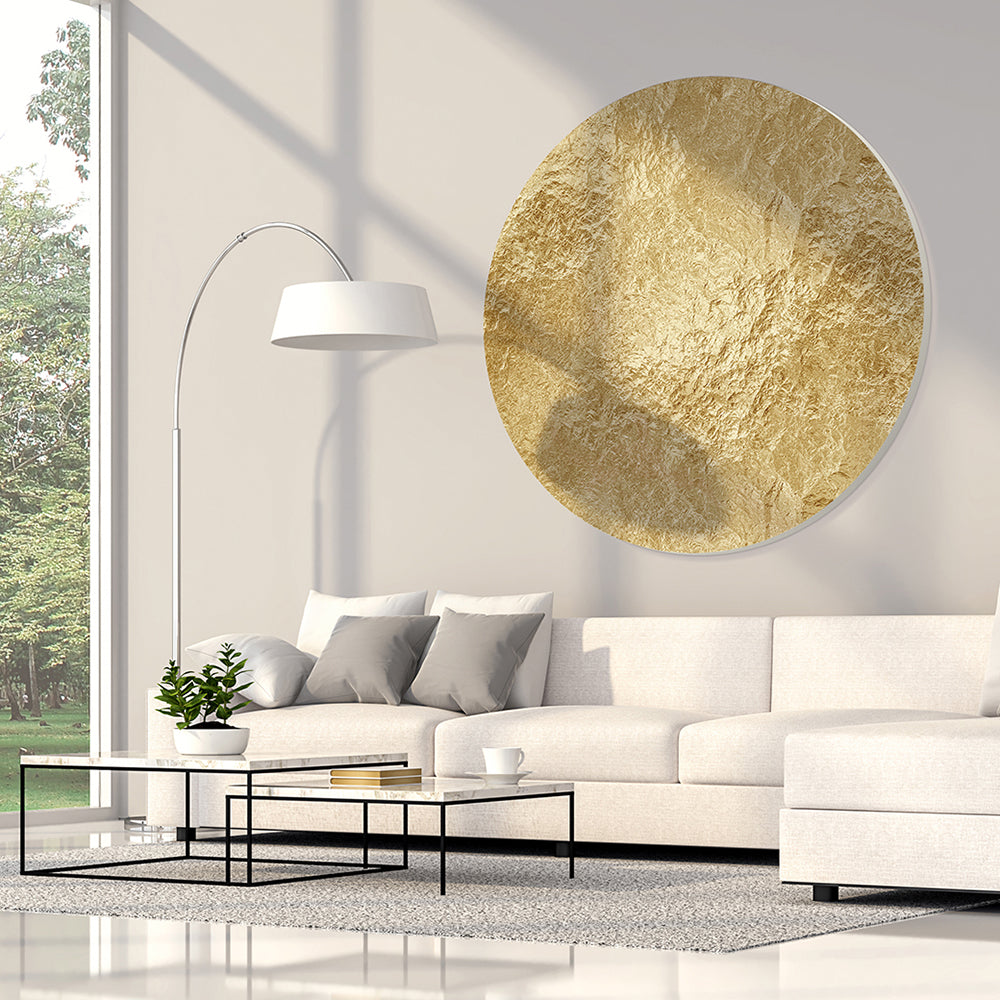 Rundes Akustikbild mit goldenem Motiv hängend an der Wand im Luxus Wohnzimmer