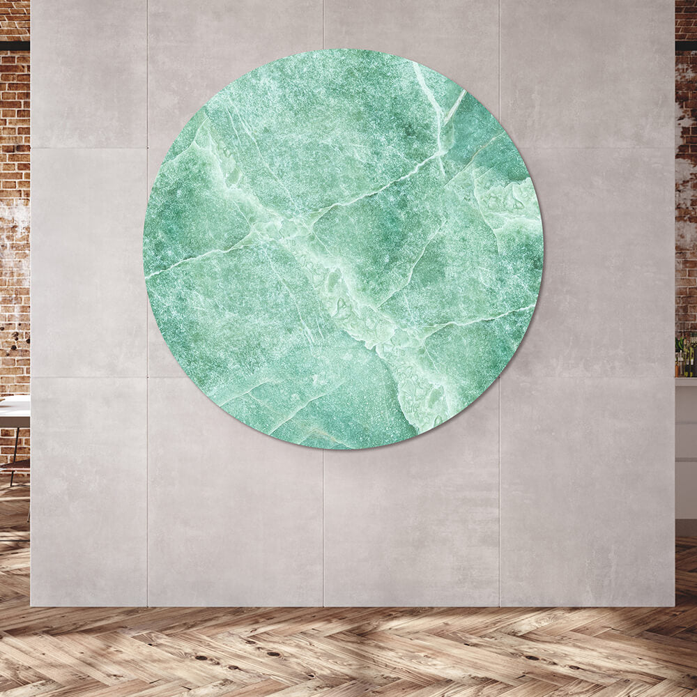 Rundes Akustikbild mit grünem Marmor Motiv auf einer grauen Wand 