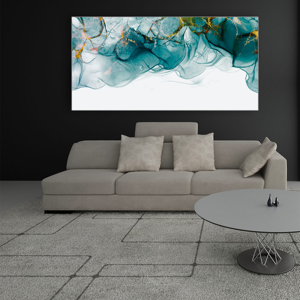 Rechteckiges Akustikbild mit abstrakter Kunst in blau-weiß Tönen über einem beigen Sofa