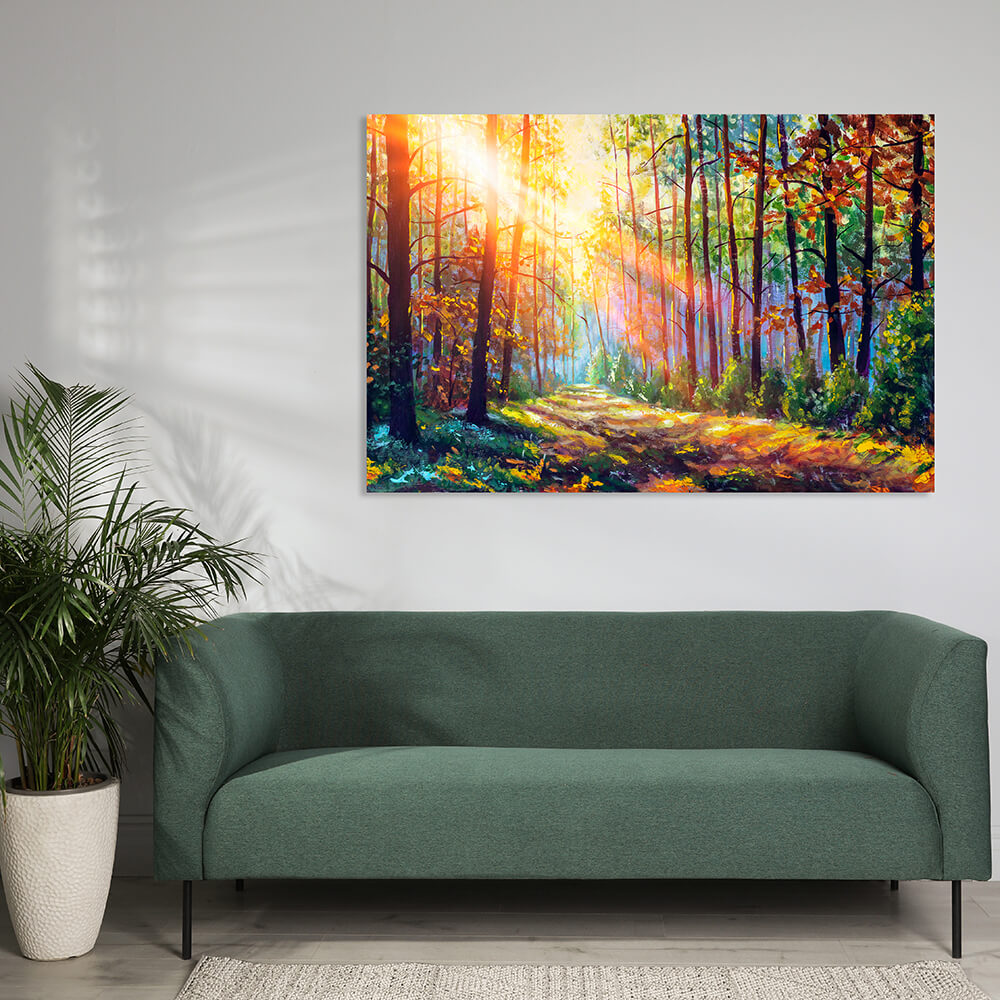 Rechteckiges Akustikbild eines farbigen Waldes durch den das Sonnenlicht fällt, über einem grünen Sofa