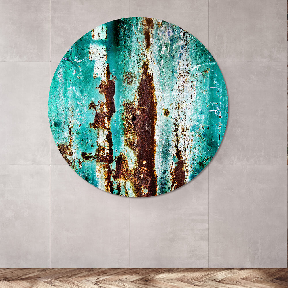Rundes Akustikbild mit türkis-brauner Textur an einer grauen Wand
