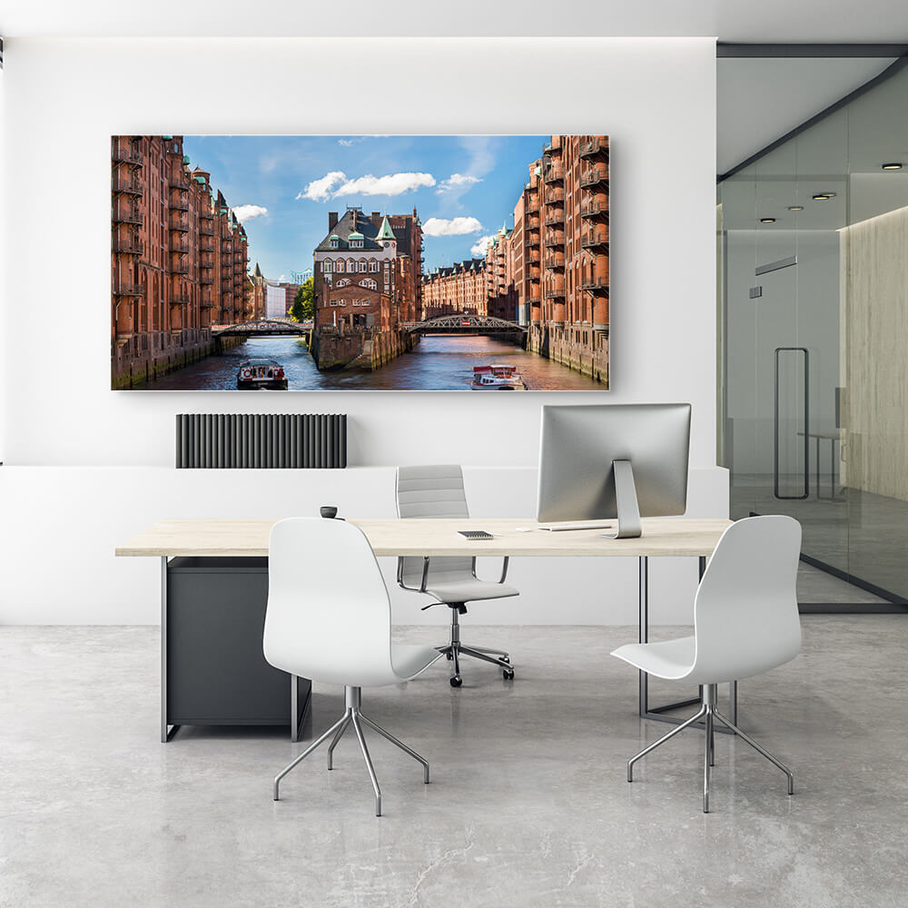 Rechteckiges Akustikbild eines Fotos der Hamburger Hafenstadt mit blauem Himmel, in einem Büro