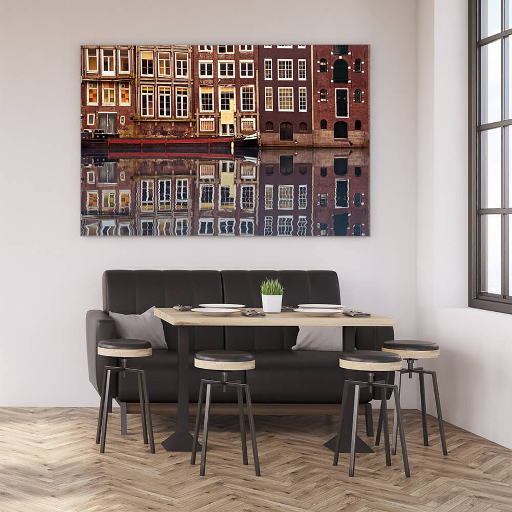 Rechteckiges Akustikbild einer Häuserreihe hinter einer Gracht in Amsterdam, in einem Esszimmer