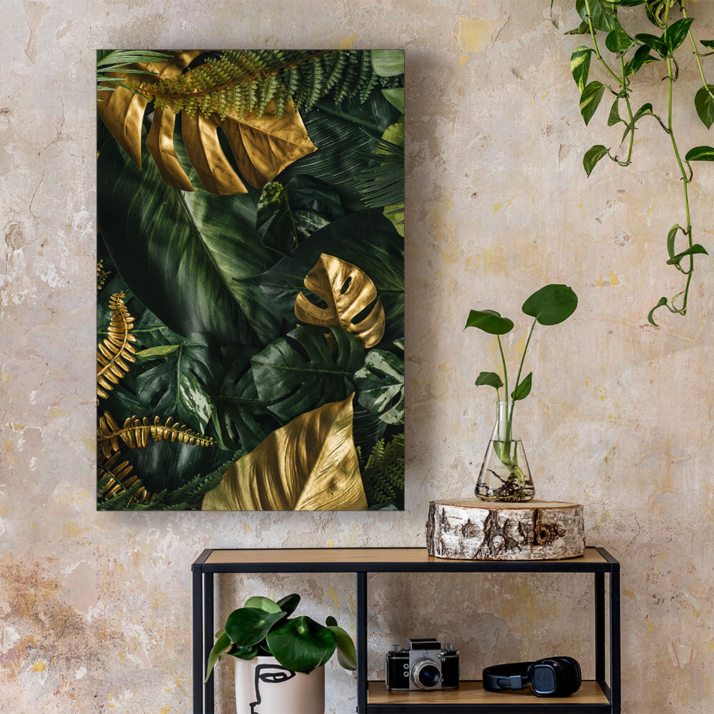 Rechteckiges Akustikbild tropischer gold- und grünfarbiger Blätter an einer beige marmorierter Wand